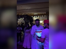 Watch: Abhishek Bachchan Plays Drums To <i>Dus Bahane</i> Beats At Mumbai Wedding While Aishwarya And Aaradhya Look On In Awe Watch: Abhishek Bachchan Plays Drums To <i>Dus Bahane</i> Beats At Mumbai Wedding While Aishwarya And Aaradhya Look On In Awe