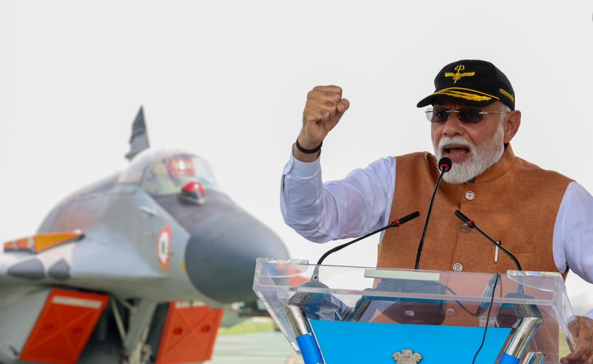 PM Modi Visits Adampur Airbase: आदमपुर एयरबेस से PM ने खोली पाकिस्तान की पोल, जवानों से मुलाकात, देखिए Video