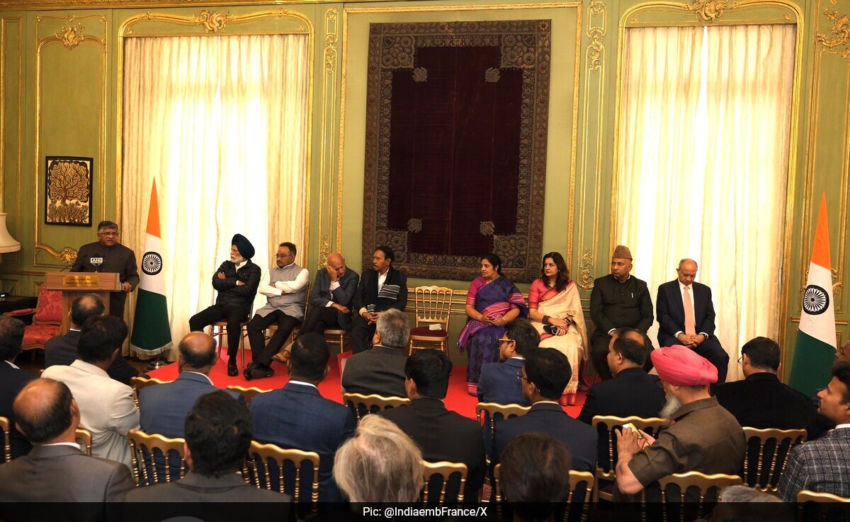 Париж Поредицата от ангажименти на универсалната делегация ръководена от депутата