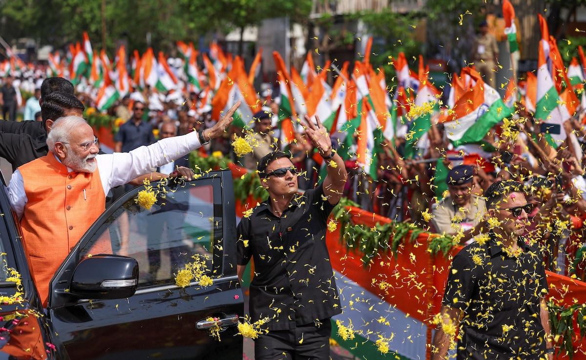 Премиерът Нарендра Моди проведе пътно шоу във Вадодара в понеделник