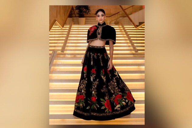 स्टेज पर रैंप वॉक करते हुए नंदिनी गुप्ता स्टेज पर रैंप वॉक करते हुए नंदिनी गुप्ता