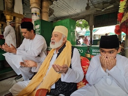 Indian Pakistan Tension: अजमेर दरगाह में भारत की जीत और अमन की मांगी गई दुआ, तनाव के बीच जुम्मे की नमाज का विशेष आयोजन 