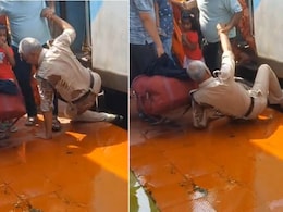 लापरवाही से रेलवे प्लेटफॉर्म पर फैल गया तेल, फिसल-फिसलकर गिरे यात्री और RPF जवान, हुआ बुरा हाल, वायरल हो रहा Video लापरवाही से रेलवे प्लेटफॉर्म पर फैल गया तेल, फिसल-फिसलकर गिरे यात्री और RPF जवान, हुआ बुरा हाल, वायरल हो रहा Video