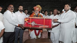 Political News : सांगलीत ठाकरे गटाला धक्का, चंद्रहार पाटील शिवसेना शिंदे गटाच्या वाटेवर?