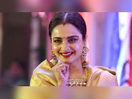 वही आंखें, वही अदाएं और वही चेहरा...रेखा की हमशक्ल को देख बिग बी भी खा जाएंगे धोखा, फैंस बोले- ये हीरोइन क्यों नहीं बनी  वही आंखें, वही अदाएं और वही चेहरा...रेखा की हमशक्ल को देख बिग बी भी खा जाएंगे धोखा, फैंस बोले- ये हीरोइन क्यों नहीं बनी