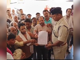 मृतकों की अस्थियां लेकर कलेक्ट्रट पहुंचे समाज के लोग, अफसरों से कर दी ये मांग  मृतकों की अस्थियां लेकर कलेक्ट्रट पहुंचे समाज के लोग, अफसरों से कर दी ये मांग