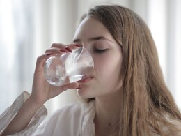 वयाच्या चाळीशीत दिसाल 25 वर्षांचे; डॉक्टर म्हणतात, पाणी पिण्याच्या या 4 सवयी आताच बदला!