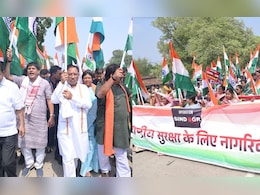 लोगों के साथ हाथ में तिरंगा लेकर निकले CM साय, देशभक्ति गीतों से गूंज उठा जशपुर का इलाका  लोगों के साथ हाथ में तिरंगा लेकर निकले CM साय, देशभक्ति गीतों से गूंज उठा जशपुर का इलाका