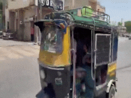 देसी जुगाड़ को सलाम! इस बंदे ने ऑटो को बनाया 'कूलर', गर्मी में बना लोगों की पहली पसंद देसी जुगाड़ को सलाम! इस बंदे ने ऑटो को बनाया 'कूलर', गर्मी में बना लोगों की पहली पसंद