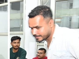 Jharkhand: नशे में धुत पुलिस वाले ने सरेआम छलकाया जाम, दूसरी ओर पोस्ट ऑफिस शाम होते ही बन जाता है मयखाना Jharkhand: नशे में धुत पुलिस वाले ने सरेआम छलकाया जाम, दूसरी ओर पोस्ट ऑफिस शाम होते ही बन जाता है मयखाना