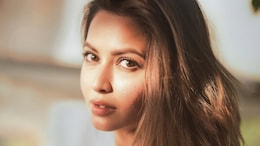 Kriti Kharbanda Serves Major Minimal Beauty Goals In Brown Lips And Flushed Cheeks