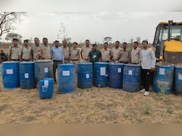 पुलिस की छापा मार कर्रवाई में जब जमीन उगलने लगी कच्ची शराब, एक महिला गिरफ्तार