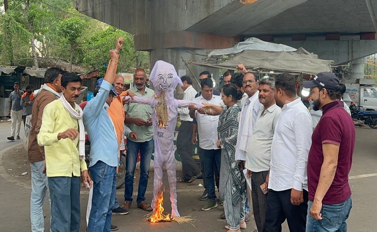 MP में विजय शाह पर कांग्रेस हमलावर! हर जगह विरोध प्रदर्शन, प्रदेशभर में एक सवाल- इस्तीफा कब मंत्रीजी?