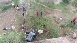 Rajasthan Accident: उदयपुर में भीषण हादसा, नेशनल हाईवे पर 60 फट गहरी खाई में ग&zwj;िरी कार&nbsp;