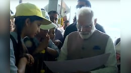 PM Modi Visit: बीकानेर में पीएम मोदी ने बच्चों को दिया ऑटोग्राफ, देशनोक रेलवे स्टेशन का किया उद्घाटन