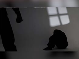 Mandla Gang Rape: पहले स्नैपचैट पर नाबालिग से की दोस्ती, फिर कान्हा पार्क घुमाने के बहाने बंधक बनाकर किया गैंगरेप Mandla Gang Rape: पहले स्नैपचैट पर नाबालिग से की दोस्ती, फिर कान्हा पार्क घुमाने के बहाने बंधक बनाकर किया गैंगरेप