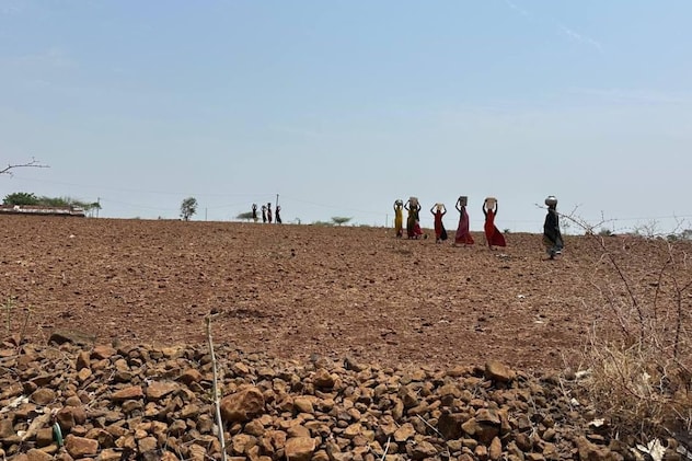 पानी की एक-एक बूंद के लिए तरस रहे ग्रामीण