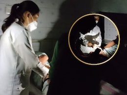 Lights out: नौगांव सिविल अस्पताल की बत्ती गुल, अंधेरे में डूबा इमरजेंसी वार्ड, मोबाइल टॉर्च की रोशनी में इलाज करते दिखे डॉक्टर Lights out: नौगांव सिविल अस्पताल की बत्ती गुल, अंधेरे में डूबा इमरजेंसी वार्ड, मोबाइल टॉर्च की रोशनी में इलाज करते दिखे डॉक्टर