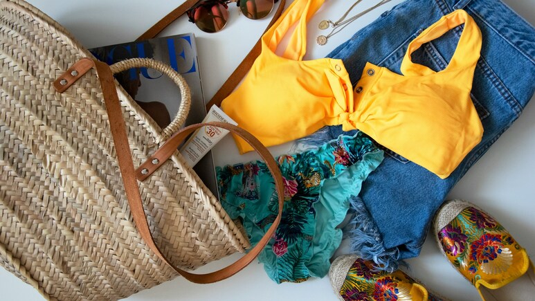 Summer vacation पर क्यों लेकर जाएं हैवी लगेज, मिक्स एंड मैच करके एक ही आउटफिट से पाएं स्टाइलिश लुक Summer vacation पर क्यों लेकर जाएं हैवी लगेज, मिक्स एंड मैच करके एक ही आउटफिट से पाएं स्टाइलिश लुक