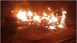 मंदिर दर्शन करने जा रही नाबालिग लड़की से भाई के सामने छेड़छाड़, ग्रामीणों ने आरोपियों की बाइक में लगाई आग