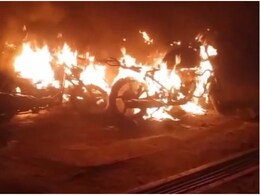 मंदिर दर्शन करने जा रही नाबालिग लड़की से भाई के सामने छेड़छाड़, ग्रामीणों ने आरोपियों की बाइक में लगाई आग मंदिर दर्शन करने जा रही नाबालिग लड़की से भाई के सामने छेड़छाड़, ग्रामीणों ने आरोपियों की बाइक में लगाई आग