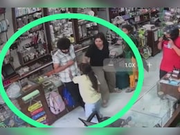 UP: सामान वापस नहीं लेने पर बच्ची ने जनरल स्टोर संचालक पर ब्लेड के किया हमला, सीसीटीवी में कैद हुई घटना UP: सामान वापस नहीं लेने पर बच्ची ने जनरल स्टोर संचालक पर ब्लेड के किया हमला, सीसीटीवी में कैद हुई घटना
