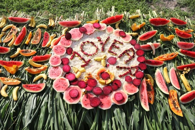 केक काटकर मनाया आजादी का जश्न केक काटकर मनाया आजादी का जश्न