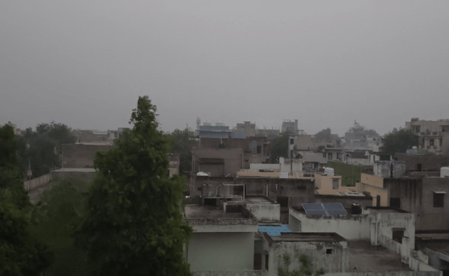 Rajasthan Weather: पश्चिमी विक्षोभ से राजस्थान में बरसेंगे बादल, इन जिलों में आएगी आंधी और गिरेंगे ओले
