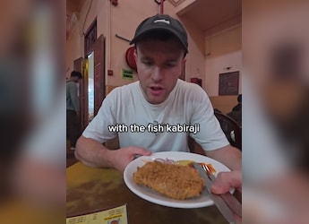Watch: Scottish Vlogger Relishes Iconic Fish Kabiraji In Kolkata, Compares It To UK Dish Watch: Scottish Vlogger Relishes Iconic Fish Kabiraji In Kolkata, Compares It To UK Dish