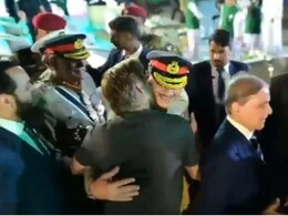 Shahid Afridi : पाकिस्तानच्या लष्कर प्रमुखानं घेतलं आफ्रिदीचं चुंबन, इम्रान खानची अवस्था विसरला 'लाला'! Shahid Afridi : पाकिस्तानच्या लष्कर प्रमुखानं घेतलं आफ्रिदीचं चुंबन, इम्रान खानची अवस्था विसरला 'लाला'!