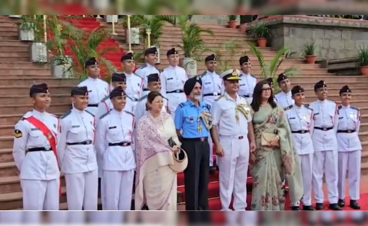 A ceremonial photograph session was also conducted, featuring the first-ever female cadets to pass out from the NDA. 