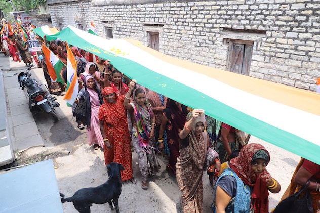 100 फ़ीट लंबे तिरंगे के साथ निकाली गई यात्रा 