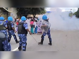 Protesters Clash With Security Forces Near Manipur Governor's House, 7 Injured Protesters Clash With Security Forces Near Manipur Governor's House, 7 Injured