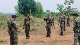 Naxal Attacks: गश्त पर निकले जवानों को निशाना बनाकर नक्सिलयों ने किया IED ब्लास्ट, दोनों तरफ से फायरिंग जारी