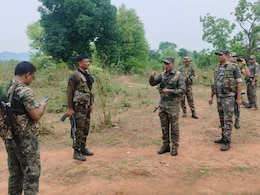 Naxal Encounter: सुरक्षाबलों और माओवादियों के बीच फिर भीषण मुठभेड़, अब तक चार के शव बरामद Naxal Encounter: सुरक्षाबलों और माओवादियों के बीच फिर भीषण मुठभेड़, अब तक चार के शव बरामद