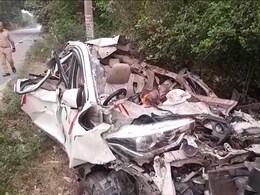 UP के बलरामपुर में तेज रफ्तार ट्रक ने कार को मारी टक्कर, एक ही परिवार के 5 लोगों की मौत, 8 घायल UP के बलरामपुर में तेज रफ्तार ट्रक ने कार को मारी टक्कर, एक ही परिवार के 5 लोगों की मौत, 8 घायल