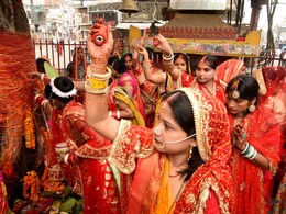 वट सावित्री पूजा समाप्त होने के बाद पत्नियां क्यों करती हैं पति को पंखा, इसके पीछे क्या है धार्मिक महत्व वट सावित्री पूजा समाप्त होने के बाद पत्नियां क्यों करती हैं पति को पंखा, इसके पीछे क्या है धार्मिक महत्व