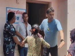 भरतपुर में नगर पालिका के रोजगार सहायक की चप्पल से पिटाई, युवती को भेजे थे अश्लील VIDEO-मैसेज भरतपुर में नगर पालिका के रोजगार सहायक की चप्पल से पिटाई, युवती को भेजे थे अश्लील VIDEO-मैसेज