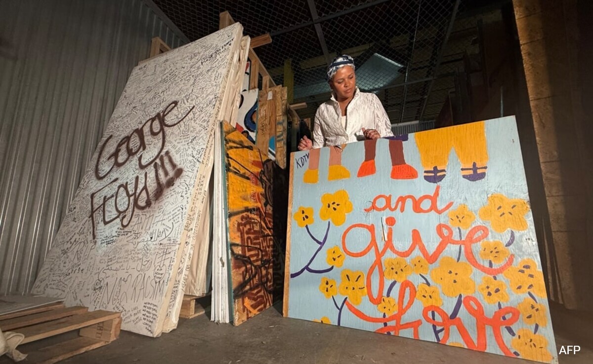 Вашингтон Kenda Zellner Smith hauled up a corrugated metal door to