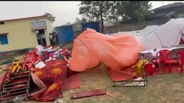 Balrampur में मौसम ने अचानक लिया यू-टर्न, तेज आंधी-तूफान में उड़ा सुशासन तिहार का पंडाल