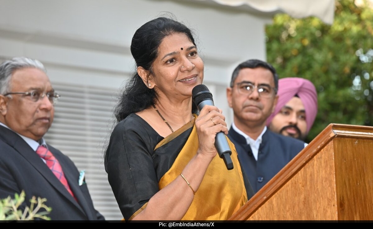 Атина DMK MP Kanimozhi Karunanidhi водещ изцяло партийна делегация в