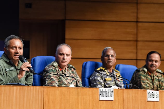 एयर मार्शल एके भारती और अन्य सेना पदाधिकारी