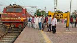 यहां भाजपा सांसद करते रह गए तैयारी, और एक दिन पहले ही कांग्रेस विधायक ने प्रयागराज-ग्वालियर ट्रेन को दिखा दी हरी झंडी