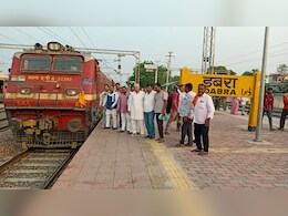 यहां भाजपा सांसद करते रह गए तैयारी, और एक दिन पहले ही कांग्रेस विधायक ने प्रयागराज-ग्वालियर ट्रेन को दिखा दी हरी झंडी यहां भाजपा सांसद करते रह गए तैयारी, और एक दिन पहले ही कांग्रेस विधायक ने प्रयागराज-ग्वालियर ट्रेन को दिखा दी हरी झंडी