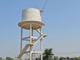 पानी के लिए जब उपसरपंच बना 'वीरू', पानी की टंकी पर चढ़कर किया प्रदर्शन