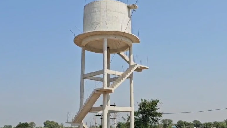 पानी के लिए जब उपसरपंच बना 'वीरू', पानी की टंकी पर चढ़कर किया प्रदर्शन