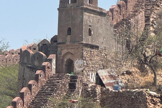 किले की दीवार के पास अतिक्रमण 