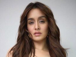 Shraddha Kapoor Enjoys Asian Food In A Restaurant, Confesses Her Love For Sauces Shraddha Kapoor Enjoys Asian Food In A Restaurant, Confesses Her Love For Sauces