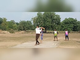 नक्सल इलाके में वित्त मंत्री ओपी चौधरी ने लगाए चौके-छक्के, युवाओं को गले लगाकर हो गए भावुक, फिर कही ये बात  नक्सल इलाके में वित्त मंत्री ओपी चौधरी ने लगाए चौके-छक्के, युवाओं को गले लगाकर हो गए भावुक, फिर कही ये बात