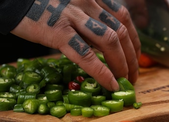 How To Soothe Chilli Burns On Hands: 4 Easy Hacks That Work How To Soothe Chilli Burns On Hands: 4 Easy Hacks That Work